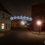 Oświetlone budynki i ulica nocą - komponenty elektryczne i oświetlenie Polamp