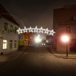 Ulica z dekoracjami świetlnymi w nocy - komponenty elektryczne i oświetlenie Polamp