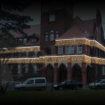 Iluminacja świetlna wokół budynku - komponenty elektryczne i oświetlenie Polamp.