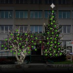 Duże, zdobione choinki z oświetleniem - komponenty elektryczne i oświetlenie Polamp.