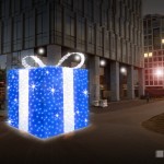 Duża świetlna skrzynka prezentowa na miejskiej ulicy - komponenty elektryczne i oświetlenie Polamp.