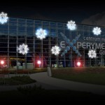 Budynek centrum naukowego Peryment w Gdyni nocą, ozdobiony świecącymi girlandami w kształcie płatków śniegu - komponenty elektryczne i oświetlenie Polamp.