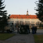 Czerwona budowla z wieżą zegarową - komponenty elektryczne i oświetlenie Polamp