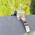 Metalowy słup z metalową opaską - komponenty elektryczne i oświetlenie Polamp.