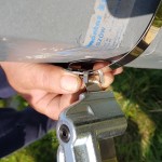 Ręka trzymająca klucz - komponenty elektryczne i oświetlenie Polamp