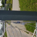 Czarny metalowy słup z oświetleniem - komponenty elektryczne i oświetlenie Polamp.