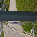 Czarny metalowy słup - komponenty elektryczne i oświetlenie Polamp.