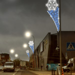 Iluminacja ulicy z lampami i dekoracjami świątecznymi. - komponenty elektryczne i oświetlenie Polamp