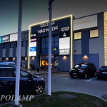Budynek galerii handlowej z świetlną reklamą Opticon. - komponenty elektryczne i oświetlenie Polamp