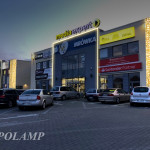 Budynek firmy Media Expert z logo i oświetleniem - komponenty elektryczne i oświetlenie Polamp