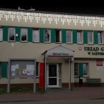Budynek urzędu gminy z oświetleniem zewnętrznym - komponenty elektryczne i oświetlenie Polamp