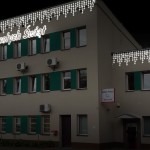 Budynek oświetlony girlandami świetlnymi - komponenty elektryczne i oświetlenie Polamp