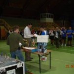 Ludzie zgromadzeni na boisku. - komponenty elektryczne i oświetlenie Polamp
