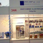 Duża witryna ze sprzętem elektrycznym - komponenty elektryczne i oświetlenie Polamp.