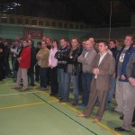 Grupa ludzi stojących w hali - komponenty elektryczne i oświetlenie Polamp