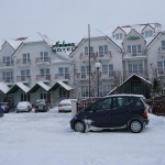 Budynek hotelu z wejściami i parkingiem na śniegu. - komponenty elektryczne i oświetlenie Polamp