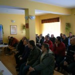 Grupa ludzi siedzących w pomieszczeniu - komponenty elektryczne i oświetlenie Polamp.