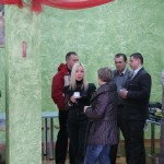 Ludzie w budynku, z dekoracjami - komponenty elektryczne i oświetlenie Polamp