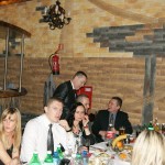 Ludzie przy stole - komponenty elektryczne i oświetlenie Polamp