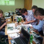 Ludzie siedzący, pracujący na komputerach - komponenty elektryczne i oświetlenie Polamp