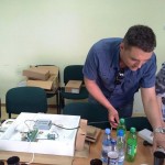 Mężczyzna pracujący przy stole w pomieszczeniu biurowym. - komponenty elektryczne i oświetlenie Polamp