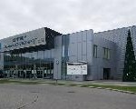 Nowoczesny budynek z dużymi oknami. - komponenty elektryczne i oświetlenie Polamp