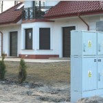 Budynek z czerwonymi dachówkami, trzy okna, transformatory elektryczne - komponenty elektryczne i oświetlenie Polamp.