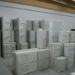 Wiele białych urządzeń elektronicznych w pudełkach - komponenty elektryczne i oświetlenie Polamp.