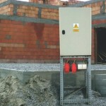 Białe pudło na ceglanej budowli - komponenty elektryczne i oświetlenie Polamp