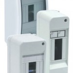 Trzy białe puszki elektryczne - komponenty elektryczne i oświetlenie Polamp