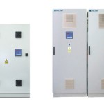 Dwa białe metalowe szafki z komponentami elektrycznymi i oświetleniem Polamp.
