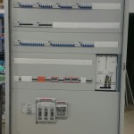 Szary panel rozdzielczy z przełącznikami - komponenty elektryczne i oświetlenie Polamp
