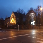 Stary budynek nocą - komponenty elektryczne i oświetlenie Polamp.