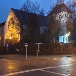 Wnętrze budynku z kamiennym wnętrzem, oświetlenie Polamp.