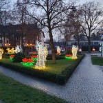 Oświetlone dekoracje świąteczne w parku - komponenty elektryczne i oświetlenie Polamp