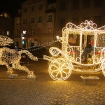 Ozdobny wóz na ciemnej ulicy - komponenty elektryczne i oświetlenie Polamp