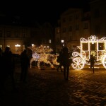 Oświetlony pojazd i zwierzę na brukowanym rynku - komponenty elektryczne i oświetlenie Polamp