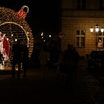 Oświetlona choinka na placu - komponenty elektryczne i oświetlenie Polamp