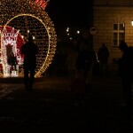 Oświetlone miasto przed nocą - komponenty elektryczne i oświetlenie Polamp.
