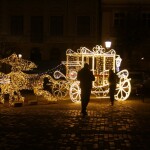 Iluminowane dekoracje świąteczne, w tym figurki zwierząt i budynków - komponenty elektryczne i oświetlenie Polamp.
